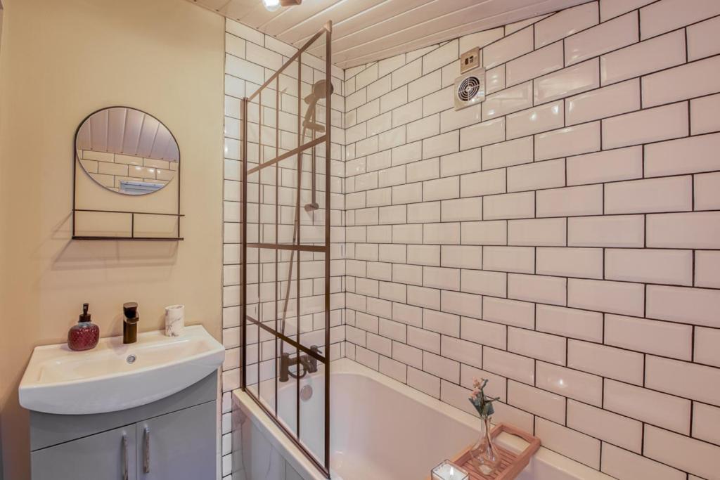 Charming City Home, Beside The Serene Ormeau Park Belfast Exterior foto